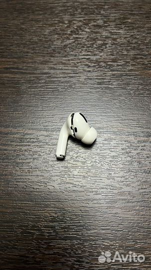 Кейс и правый наушник airpods 1