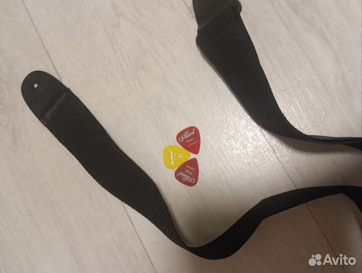 Ремень для гитары и медиаторы в подарок