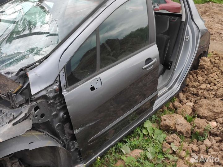 Левая передняя дверь пежо 308 темно-серая