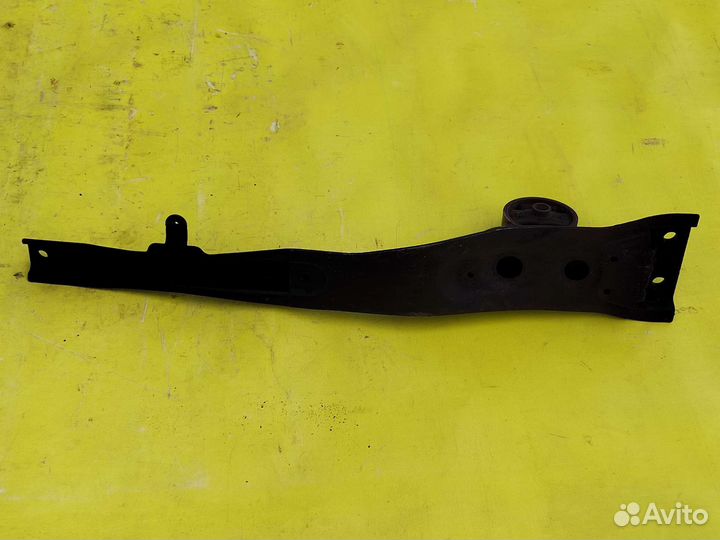 Нижняя балка подрамника Лыжа на Пежо 4007