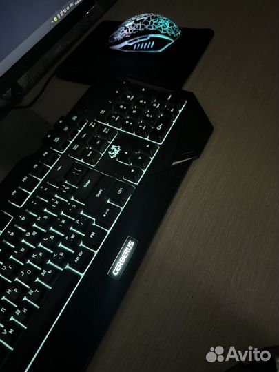 Игровой компьютер с монитором и клавиатурой