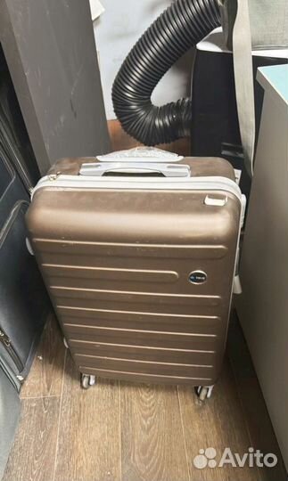 Пластиковые чемоданы на колёсах