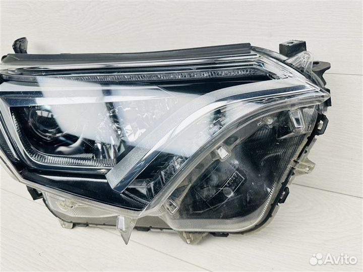 Фара LED передняя правая Toyota Rav 4 Xa40