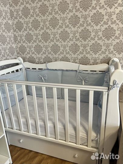 Детская кроватка с маятником и комодом