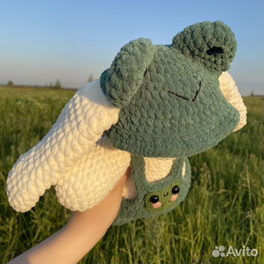 Плюшевый зайка в костюме лягушки