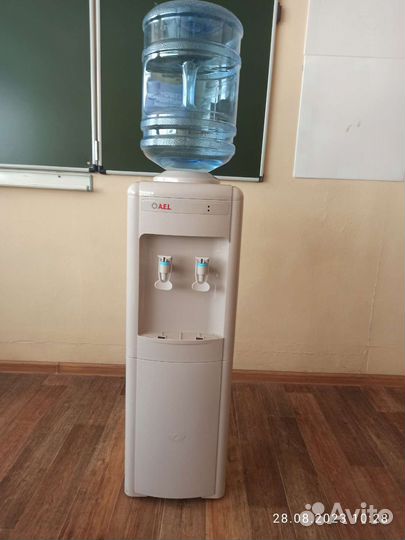 Кулер для воды напольный