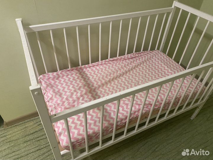 Детская кроватка с маятником