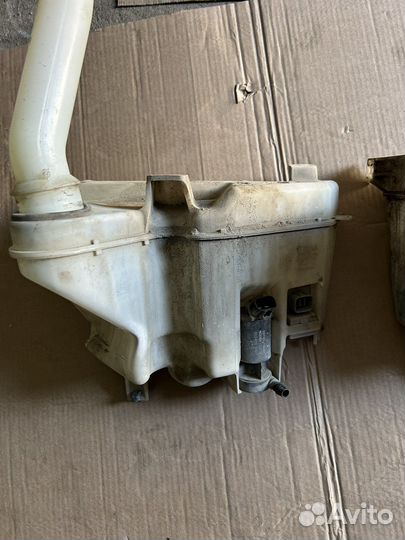 Бачек омывателя Toyota Hilux