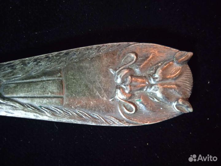 Вилка стариная с головой льва