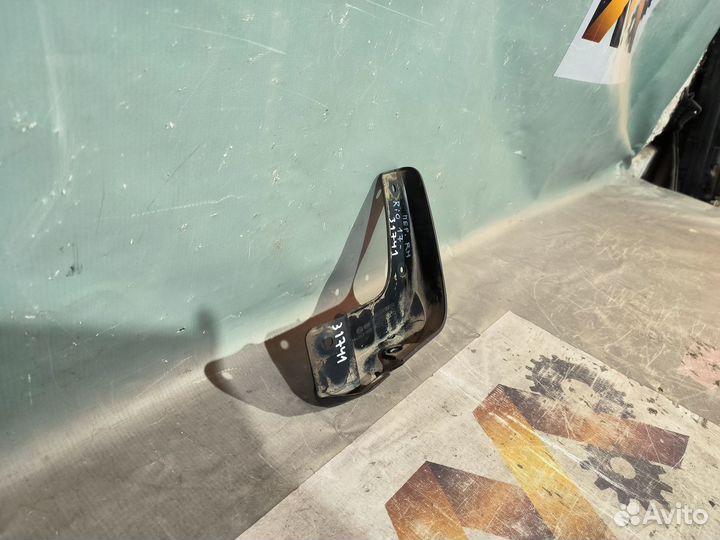 KIA Rio 17- Брызговик Передний правый 31741