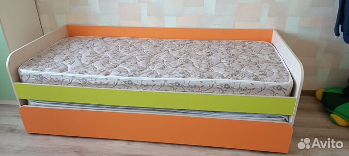 Кровать детская двухъярусная с матрасами
