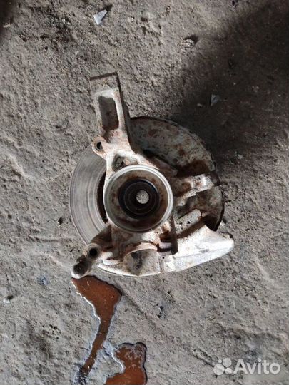 Кулак поворотный левый Toyota Estima Lucida