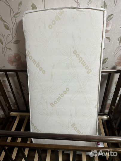 Детская кроватка с маятником