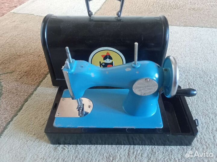 Игрушечная швейная машина СССР