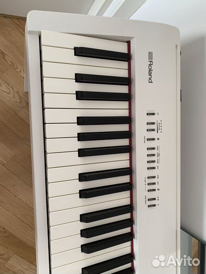 Цифровое пианино Roland FP-30, педали, подставка