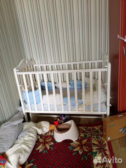 Детская кроватка с маятником