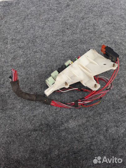 Блок предохранителей в багажнике bmw e39