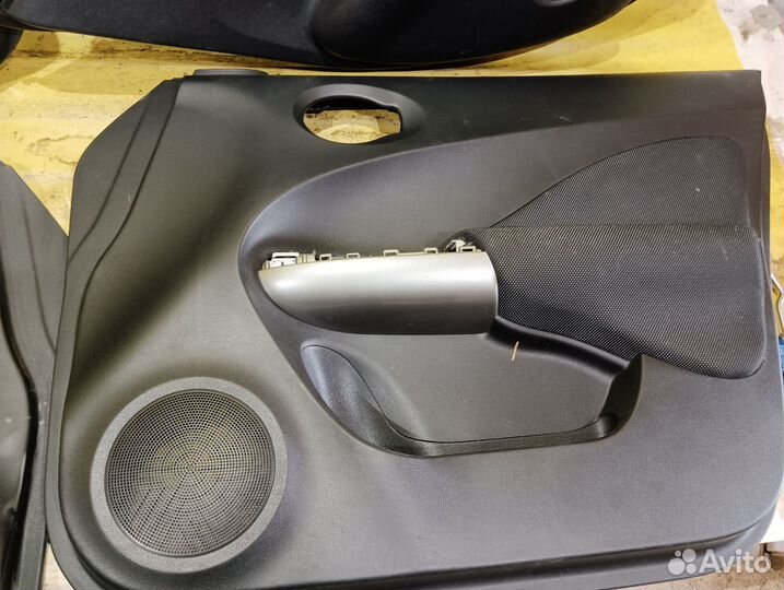 Обшивка двери Nissan Juke Ниссан жук