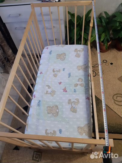 Детская кроватка с маятником