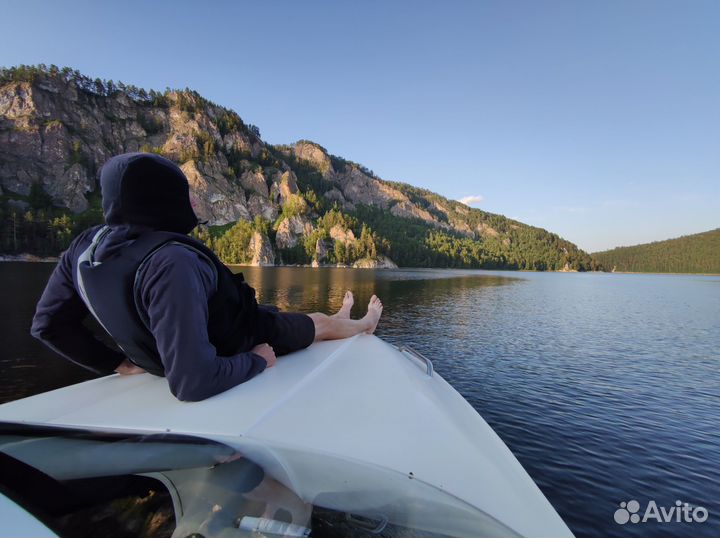Прогулки на катере по Красноярскому морю, вейкборд