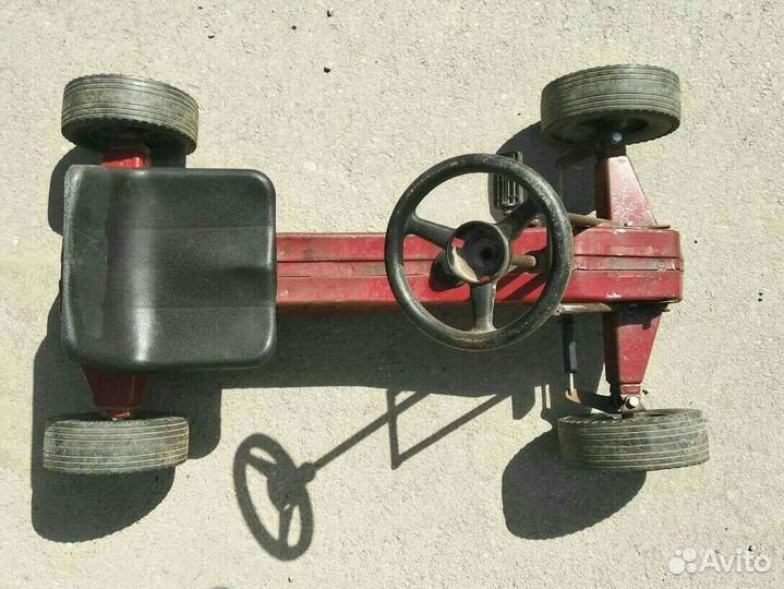 Педальная машинка