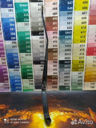 Поводок стеклоочистителя правый Mitsubishi Lancer