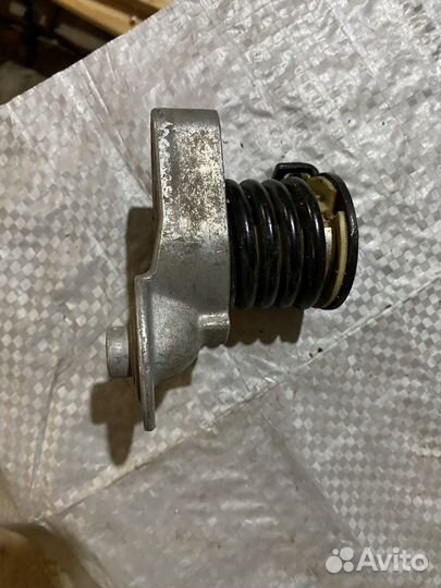 Натяжитель приводного ремня Mercedes M271