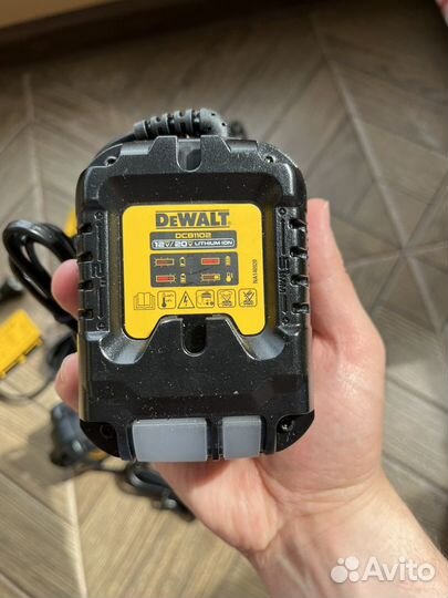 Зарядное устройство Dewalt DCB1102