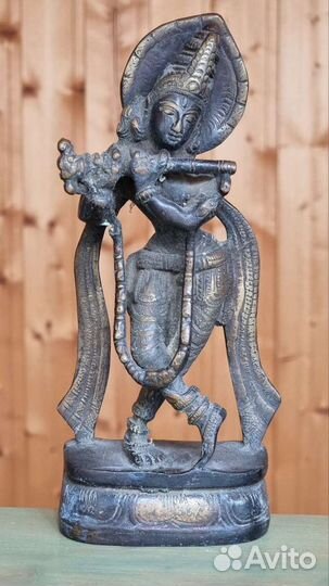 Бронзовая статуэтка Кришна играет на флейте