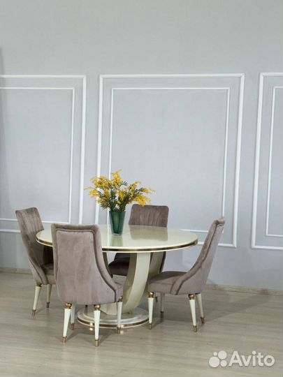 Стол и стулья
