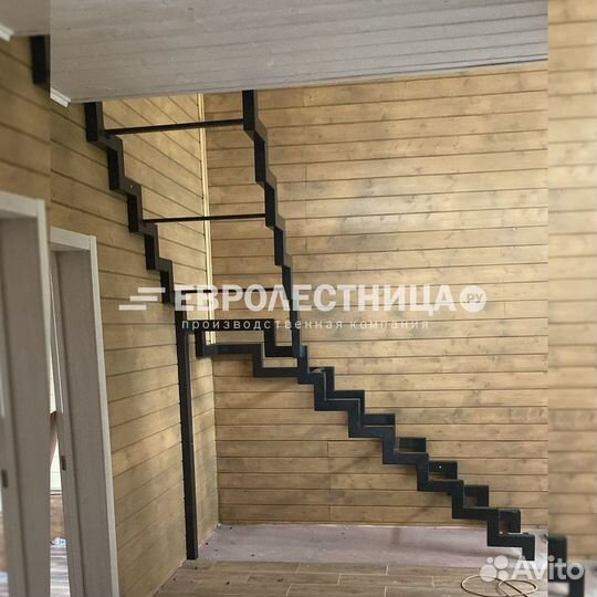 Лестница на металлическом каркасе