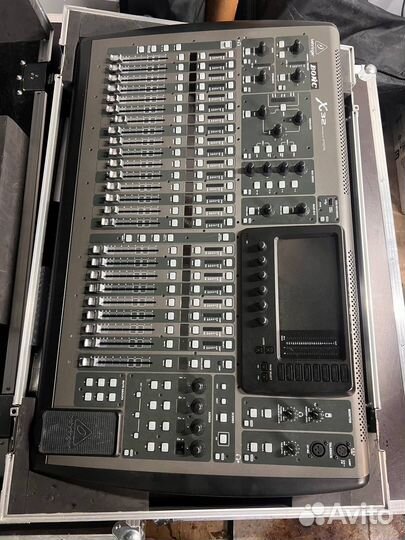 Цифровой микшерный пульт Behringer x32
