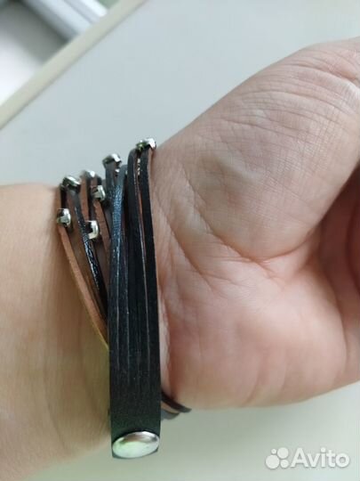 Кожаный браслет с бижутерией