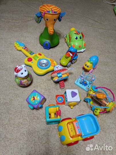 Много игрушек для малышей