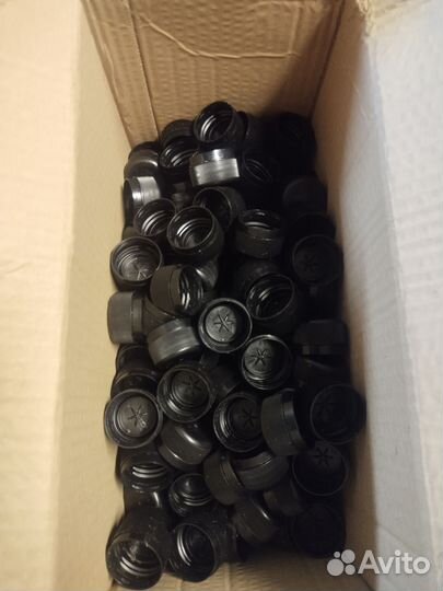 Пластиковые крышки на бутылку