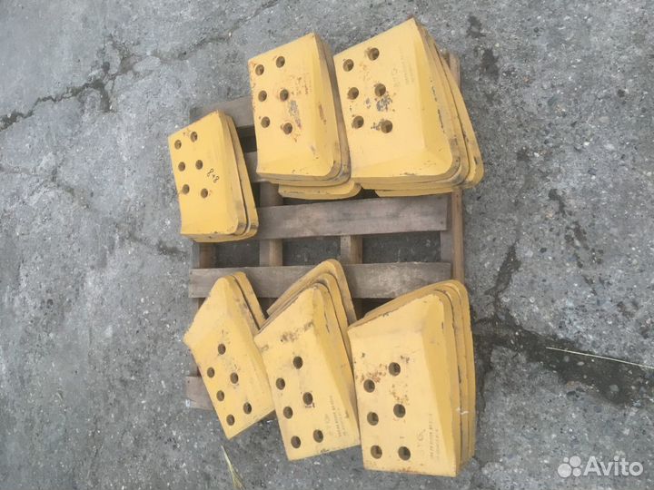 Нож Komatsu D85 боковой левый 150-70-21356