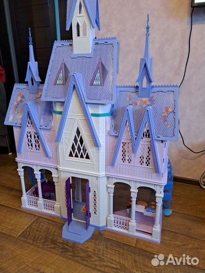 Большой кукольный домик с мебелью