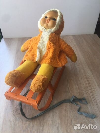 Мягкая кукла и игрушечные санки