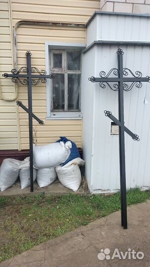 Металлический крест на могилу