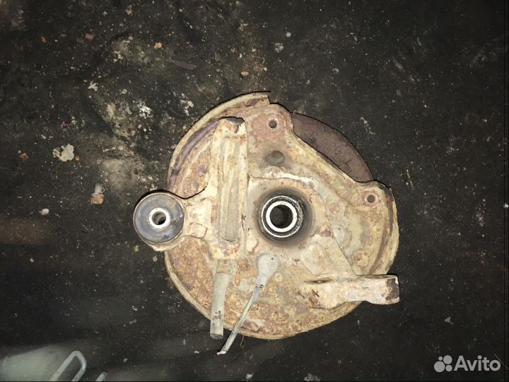 Задний левый поворотный кулак Subaru Legacy B11