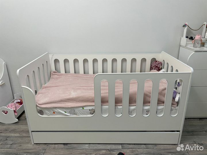 Кровать с бортиком