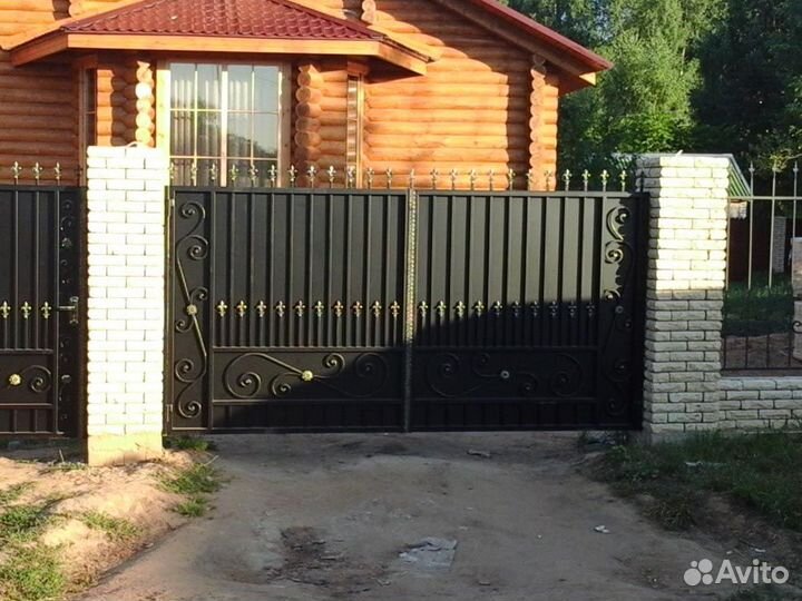 Кованый забор с калиткой и воротами