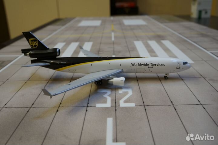 Модель самолета McDonnel Douglas 11F M 1:400