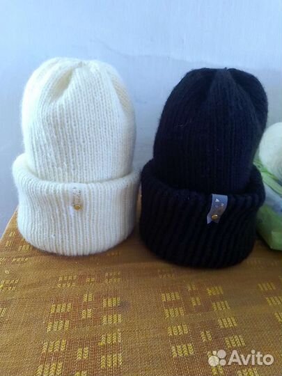 Шапка женская двойная черного и кремового цвета