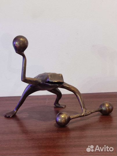 Статуэтки,фигурки бронза лягушка спортсмен
