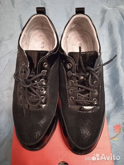 Кроссовки женские из натуральной кожи