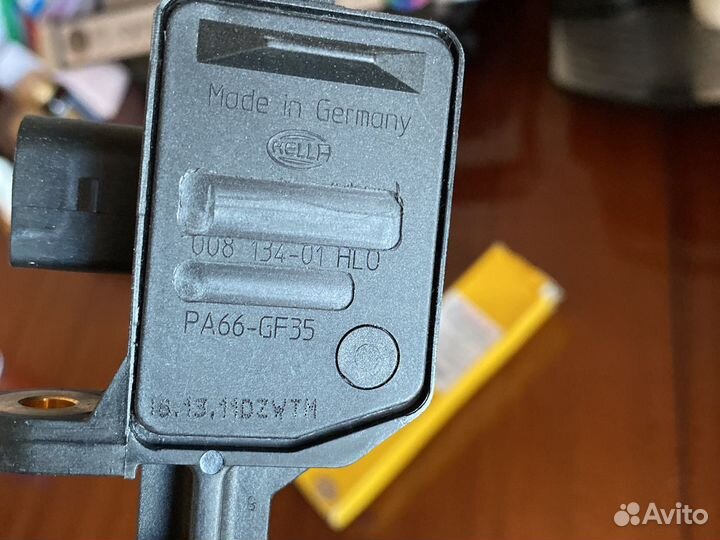 Датчик уровня Масла Hella 6PR 008134-101