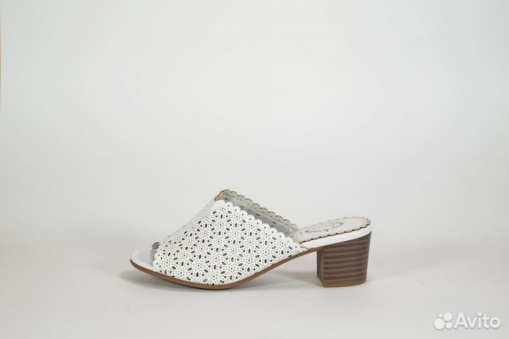 Босоножки белые 39