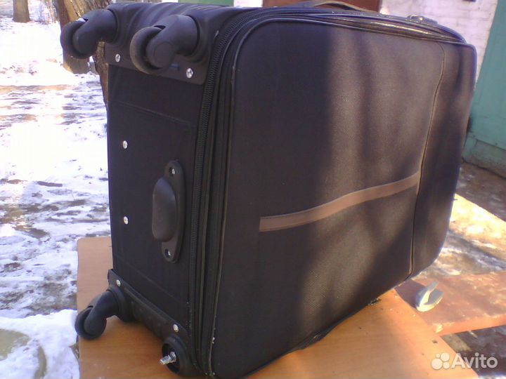 Чемодан на 4 колесиках