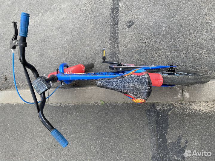Велосипед 4-8 лет отличный hot wheels